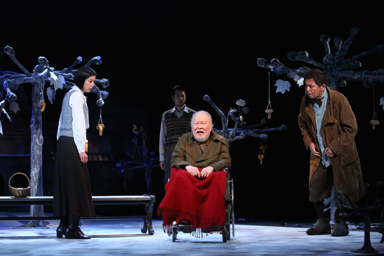 「シラノ」モチーフの別役実「鼻」開幕、車いすに乗った“将軍”役に江守徹