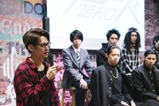 劇団番町ボーイズ☆第10回本公演「舞台『クローズZERO』」公開記者発表会より、サプライズゲストとして登場した伊崎央登（左）。