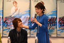 息子ペール役の浦井健治（左）に「こんな可愛い息子が！」と語りかけるマルシア。