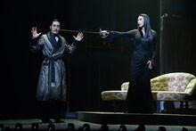 左から橋本さとし演じるゴメス、真琴つばさ演じるモーティシア。