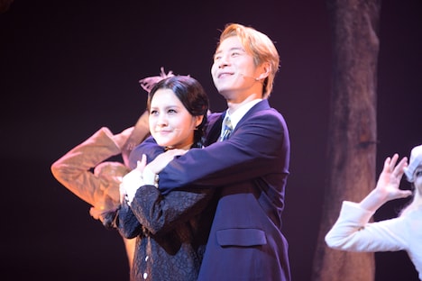 左から昆夏美演じるウェンズデー、村井良大演じるルーカス。