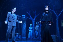 左から橋本さとし演じるゴメス、壮一帆演じるモーティシア。