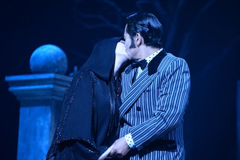 橋本さとし演じるゴメスと壮一帆演じるモーティシアのキスシーン。