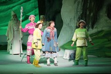 劇団仲間「森は生きている」より。