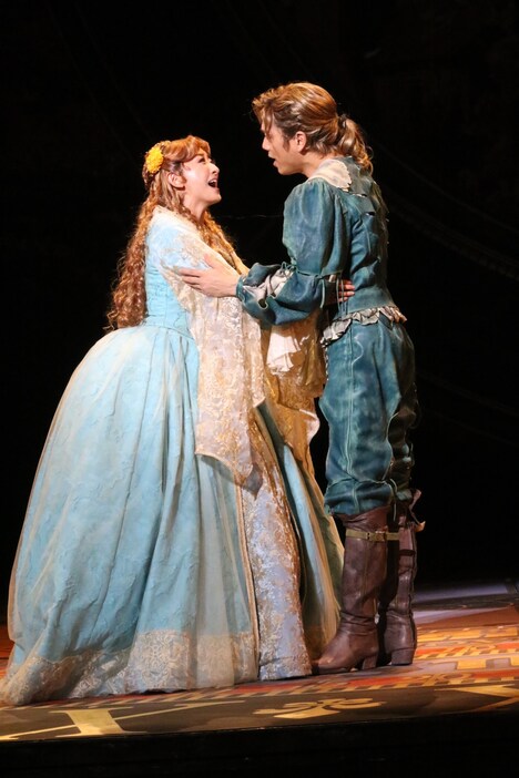 ミュージカル「レディ・ベス」より。左から花總まり演じるレディ・ベス、山崎育三郎演じるロビン・ブレイク。