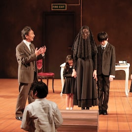 長塚圭史、ピランデッロ作品の虚構性と対峙「作者を探す六人の登場人物」開幕