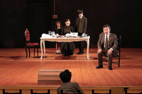 KAAT神奈川芸術劇場プロデュース「作者を探す六人の登場人物」より。（撮影：岡千里）