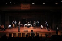 KAAT神奈川芸術劇場プロデュース「作者を探す六人の登場人物」より。（撮影：岡千里）