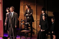 KAAT神奈川芸術劇場プロデュース「作者を探す六人の登場人物」より。（撮影：岡千里）