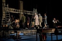 ハイナー・ゲッベルス×アンサンブル・モデルン「Black on White」より。（撮影：井上嘉和）