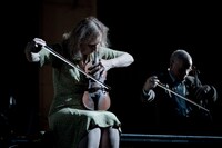 ハイナー・ゲッベルス×アンサンブル・モデルン「Black on White」より。（撮影：井上嘉和）