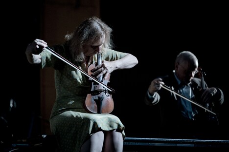 ハイナー・ゲッベルス×アンサンブル・モデルン「Black on White」より。（撮影：井上嘉和）