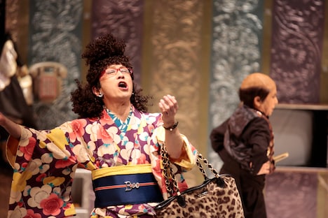 「表に出ろいっ！ English version『One Green Bottle』」より。（撮影：篠山紀信）