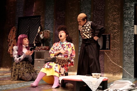 「表に出ろいっ！ English version『One Green Bottle』」より。（撮影：篠山紀信）