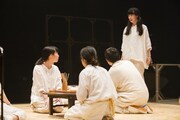 マームとジプシー「10th Anniversary Tour vol.1『ΛΛΛ かえりの合図、まってた食卓、そこ、きっとーーーーーー』」より。(撮影:井上佐由紀)
