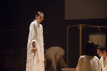 マームとジプシー「10th Anniversary Tour vol.1『ΛΛΛ かえりの合図、まってた食卓、そこ、きっとーーーーーー』」より。（撮影：井上佐由紀）