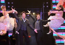 「『ラ・カージュ・オ・フォール』10th アニバーサリー・パーティ」より、中央左から鹿賀丈史、市村正親。