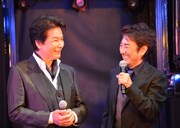 微笑み合う鹿賀丈史（左）と市村正親（右）。