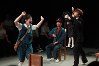 飛ぶ劇場「睡稿、銀河鉄道の夜」より。（撮影：ちづる）