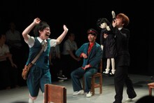 飛ぶ劇場「睡稿、銀河鉄道の夜」より。（撮影：ちづる）