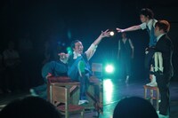 飛ぶ劇場「睡稿、銀河鉄道の夜」より。（撮影：ちづる）