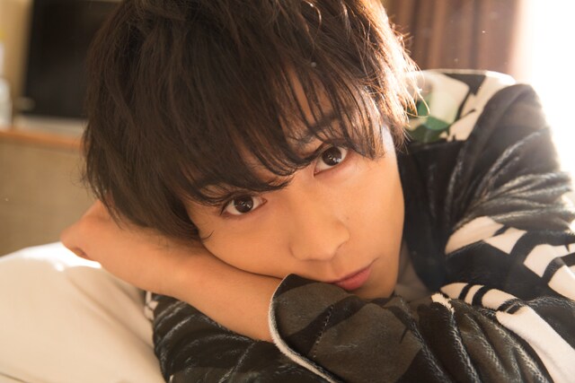 猪野広樹を森や温泉で撮影！乗馬する姿も収録のファースト写真集