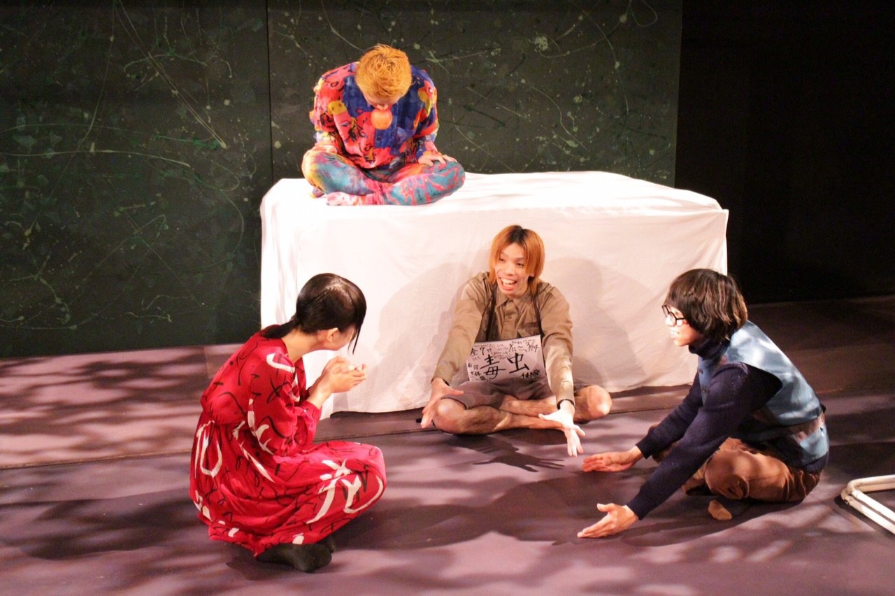 2016年に上演された「毒虫」より。