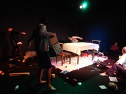 2014年に上演された「家族団欒」より。