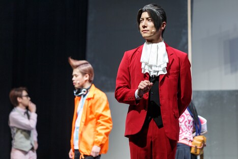 和田琢磨演じる御剣怜侍（右）。