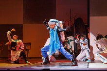 富田翔演じる飛鳥井友郎（中央）。