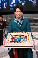 「崎山つばさ with 桜men『月花夜』リリース記念ミニライブ」より、誕生日ケーキで祝われる崎山つばさ。