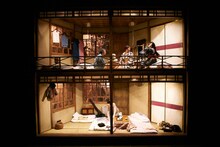 庭劇団ペニノ「地獄谷温泉 無明ノ宿」より。（撮影：杉能信介）