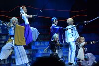 左から時計回りに北園涼演じる小狐丸、佐伯大地演じる岩融、黒羽麻璃央演じる三日月宗近、三浦宏規演じる髭切、大平峻也演じる今剣、高野洸演じる膝丸。