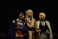 黒羽麻璃央演じる三日月宗近、北園涼演じる小狐丸、三浦宏規演じる髭切。