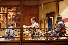 庭劇団ペニノ「地獄谷温泉 無明ノ宿」より。（撮影：杉能信介）