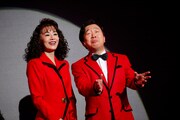 「夫婦漫才」より、左から大地真央演じる信子、中村梅雀演じる伸郎。
