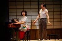 「夫婦漫才」より、左から大地真央演じる信子、中村梅雀演じる伸郎。