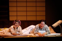 「夫婦漫才」より、左から大地真央演じる信子、中村梅雀演じる伸郎。