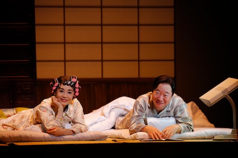 「夫婦漫才」より、左から大地真央演じる信子、中村梅雀演じる伸郎。