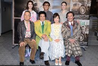 シアターコクーン・オンレパートリー2017「24番地の桜の園」初日前会見より。前列左から串田和美、高橋克典、小林聡美、風間杜夫、後列左から松井玲奈、八嶋智人、美波。