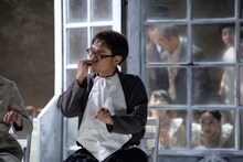 シアターコクーン・オンレパートリー2017「24番地の桜の園」公開フォトコールより。八嶋智人演じるペーチャ。