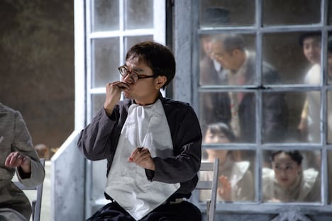 シアターコクーン・オンレパートリー2017「24番地の桜の園」公開フォトコールより。八嶋智人演じるペーチャ。