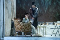 シアターコクーン・オンレパートリー2017「24番地の桜の園」公開フォトコールより。舞台手前から小林聡美演じるリューバ、大森博史演じるフィールス。