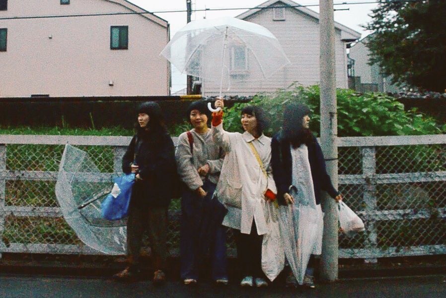 武蔵美の卒業生4人が共作、ジャンル横断で描く「曲がるための角」