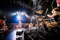 オメでたい頭でなにより「オメでたい頭でいっぱいです！～ザ・ベストライブ～」神奈川・CLUB CITTA'公演の様子。（撮影：竹内光司）