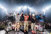 オメでたい頭でなにより「オメでたい頭でいっぱいです！～ザ・ベストライブ～」神奈川・CLUB CITTA'公演の様子。（撮影：竹内光司）