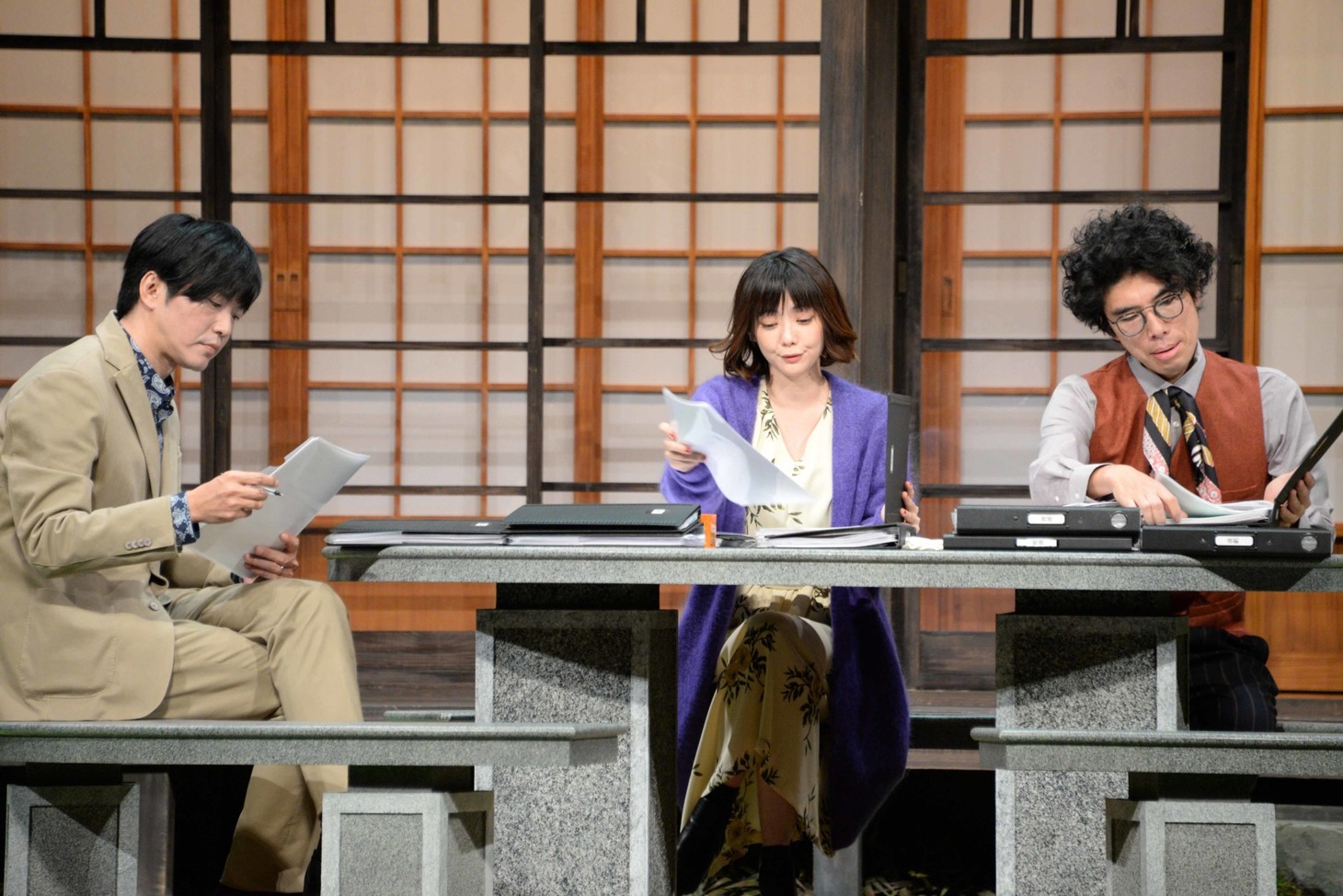 「誰か席に着いて」公開稽古のワンシーン。