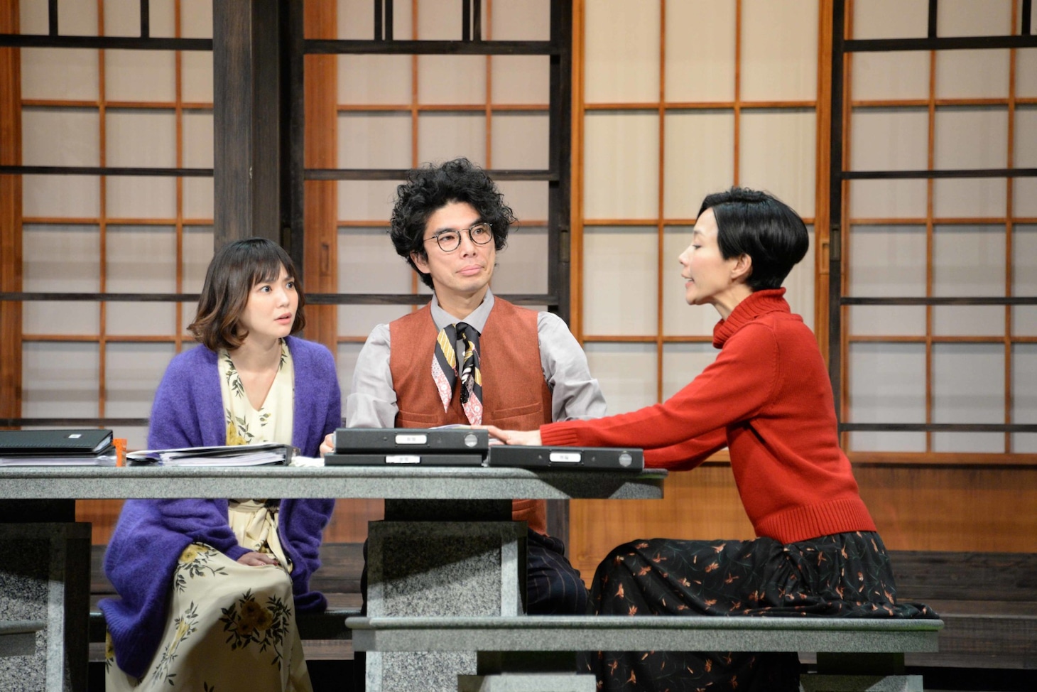 「誰か席に着いて」公開稽古のワンシーン。