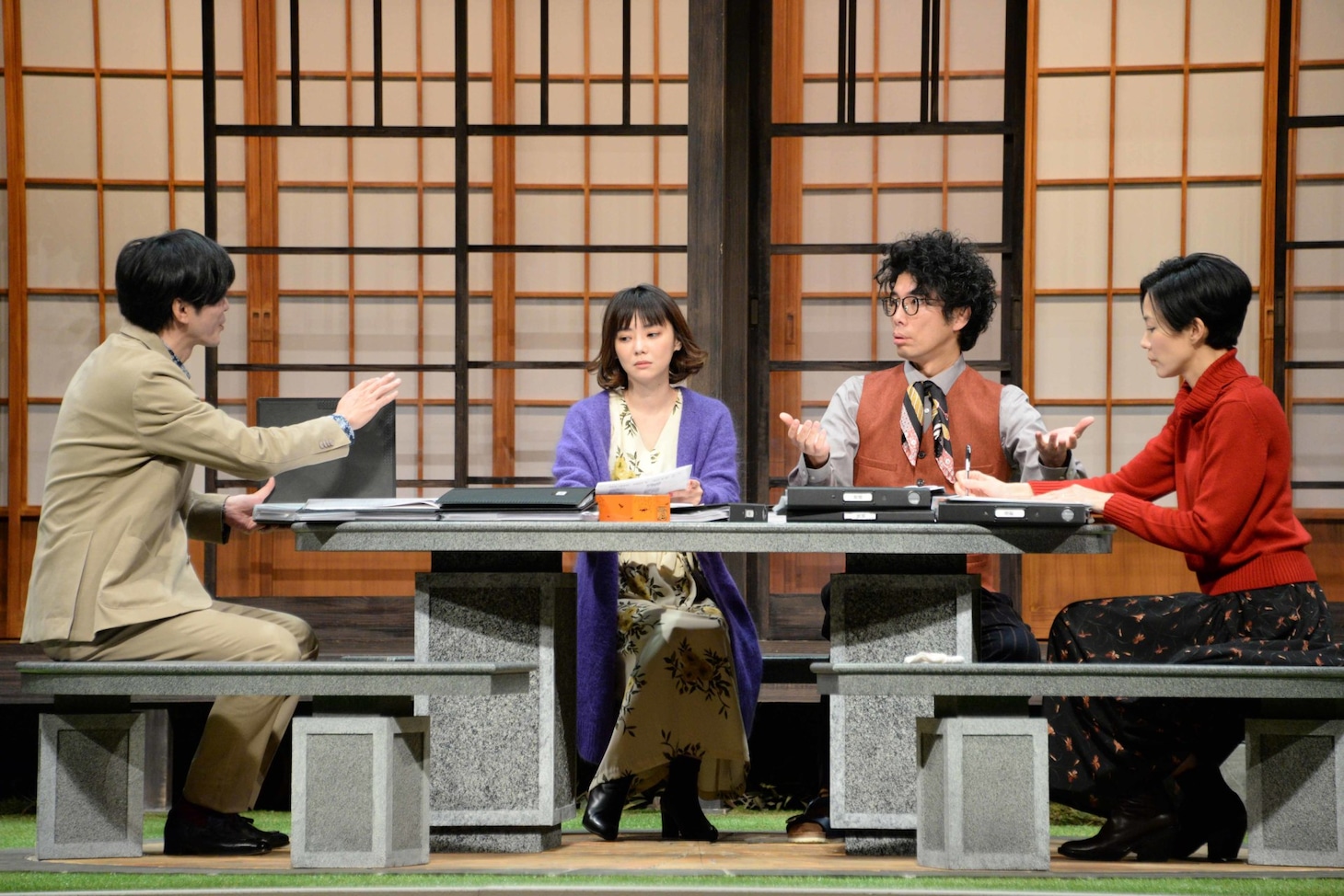 「誰か席に着いて」公開稽古のワンシーン。