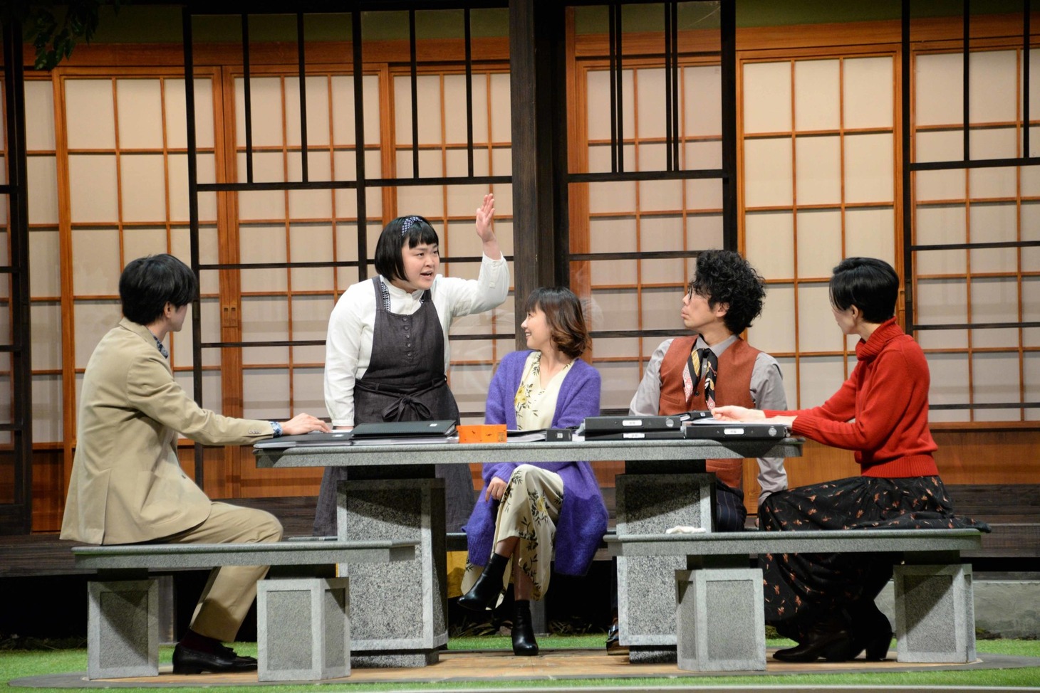 「誰か席に着いて」公開稽古のワンシーン。